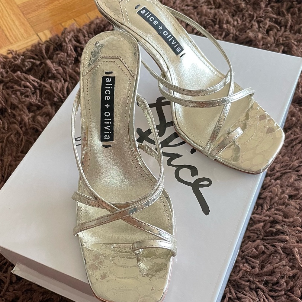 ✨SOLD✨Alice + Olivia Sabrine Sandals.